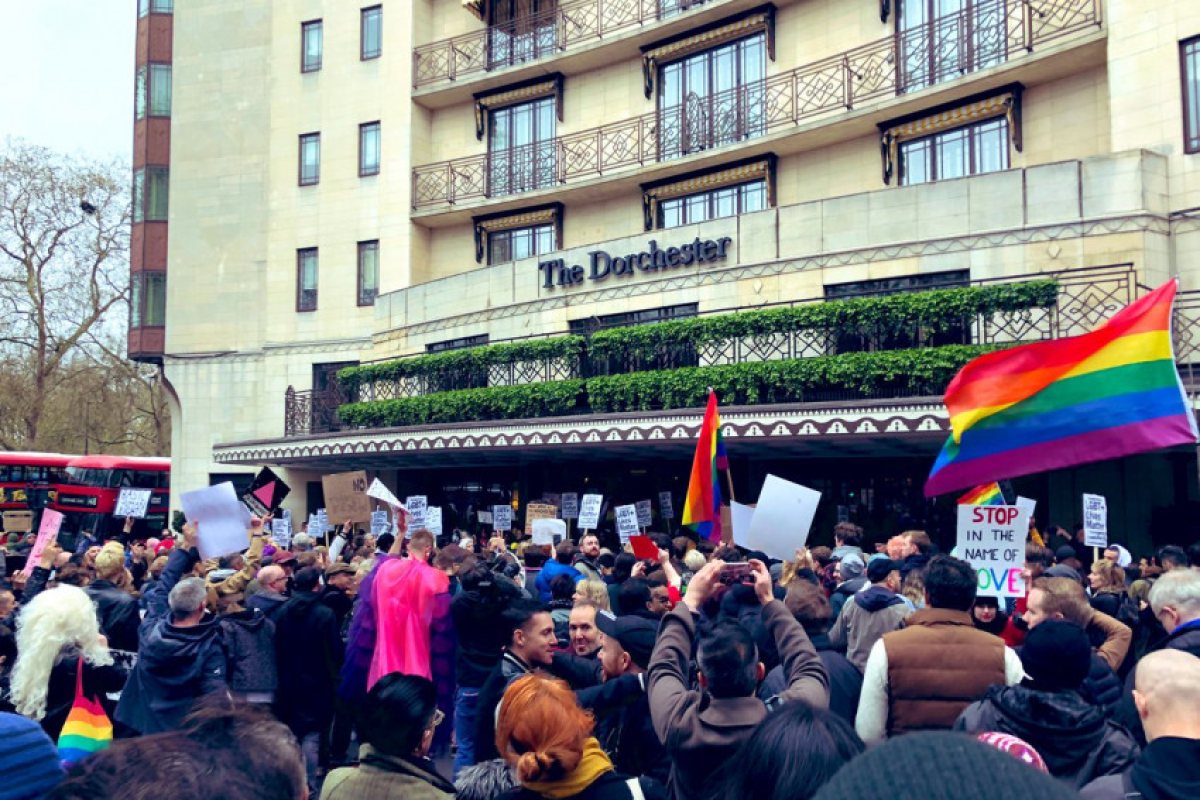 Протест в Лондон срещу законите в Бруней, наказващи със смърт гейовете