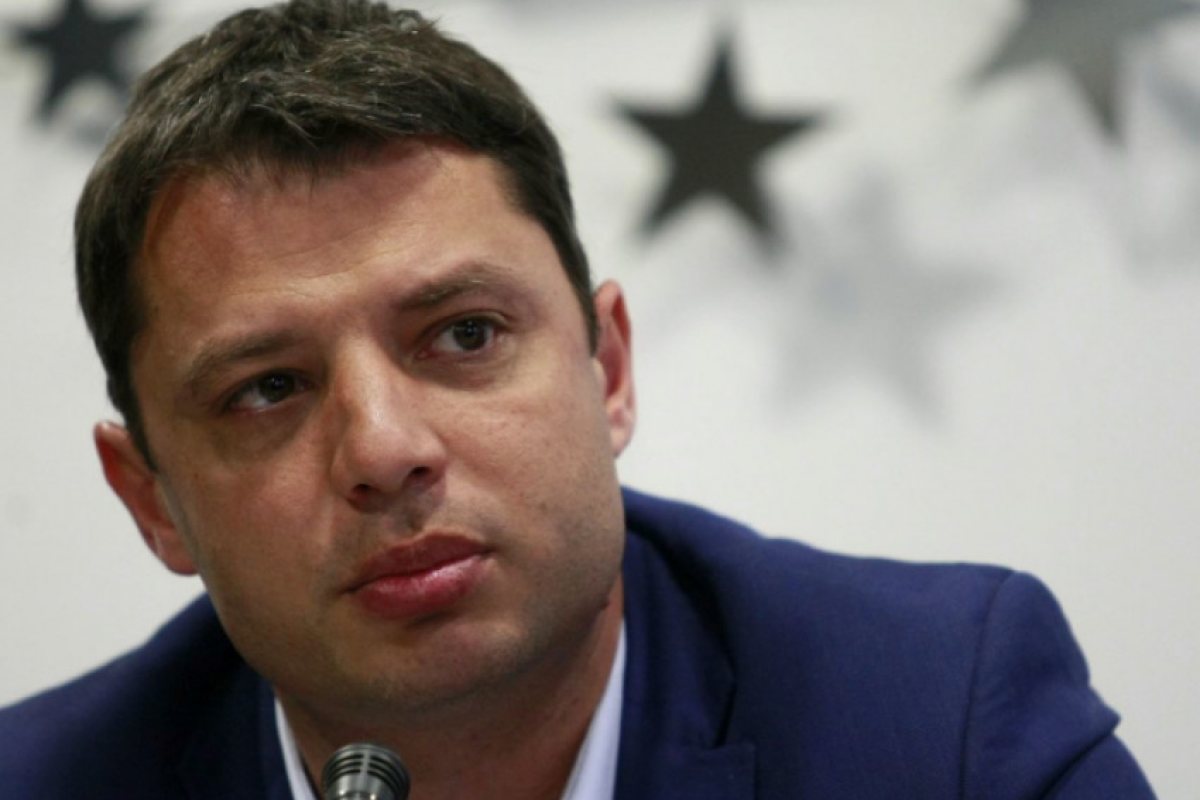 Делян Добрев подаде оставка заради евтини апартаменти