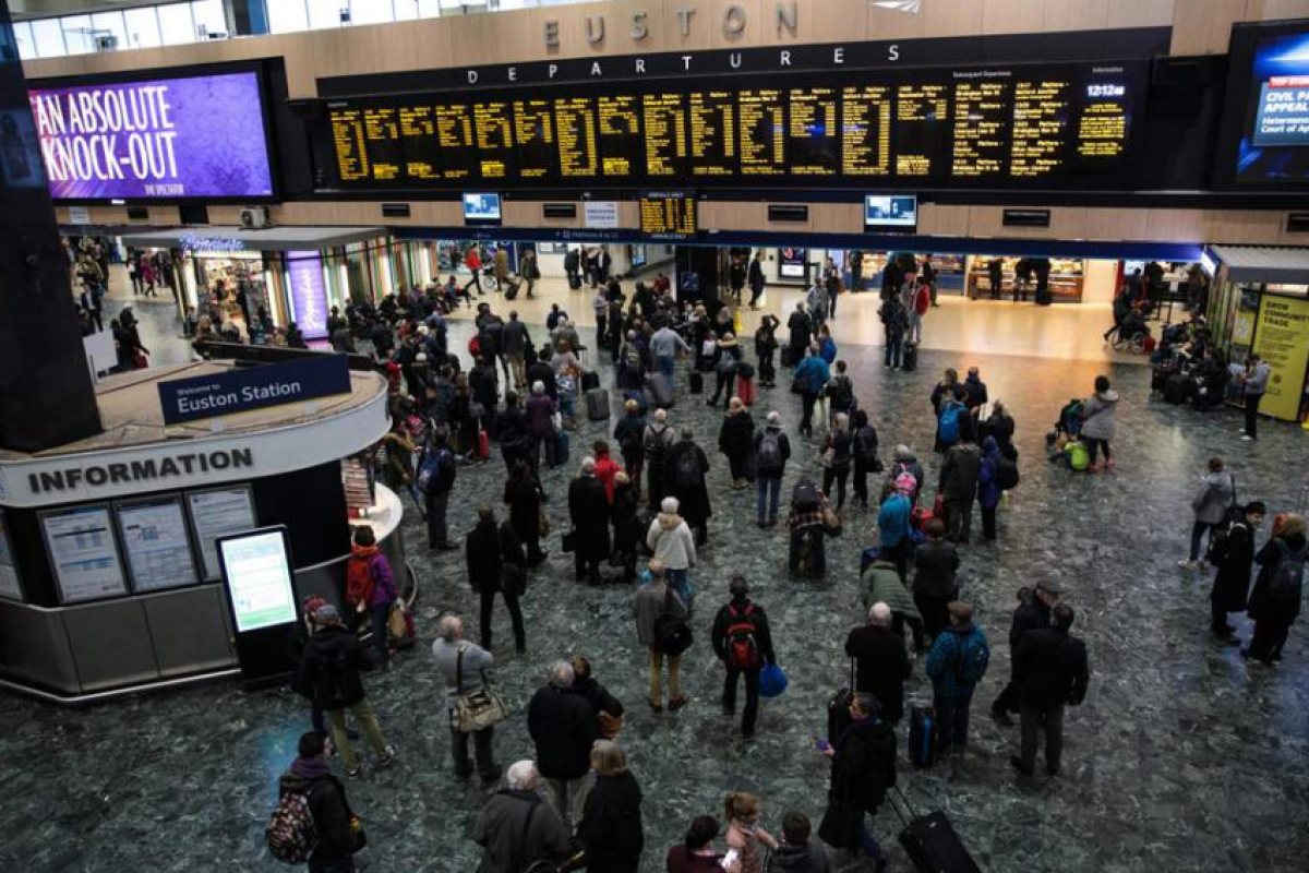 Избягвайте гара Euston по празниците, съветват от TfL