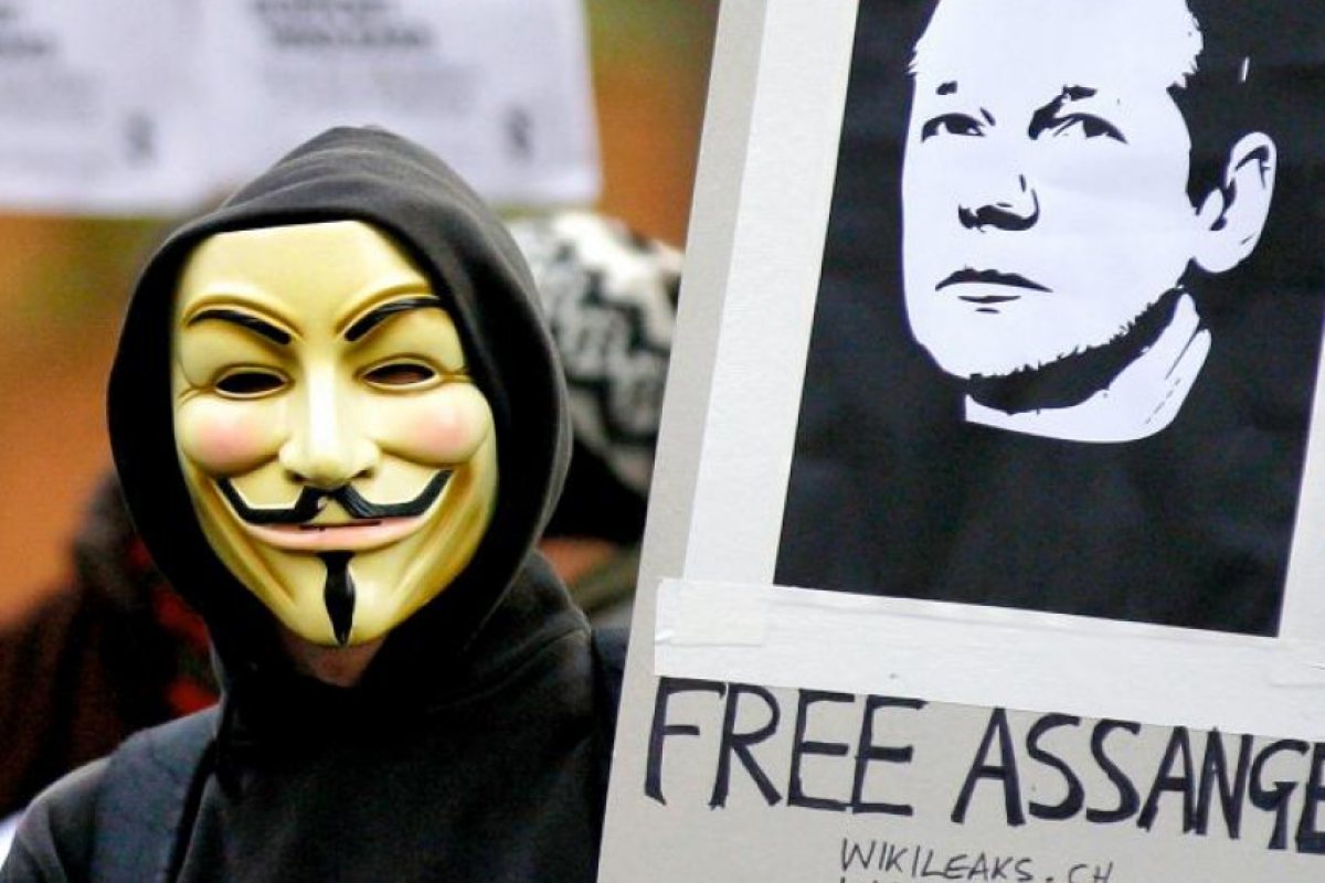 Anonymous скочи на Лондон след ареста на Джулиан Асандж