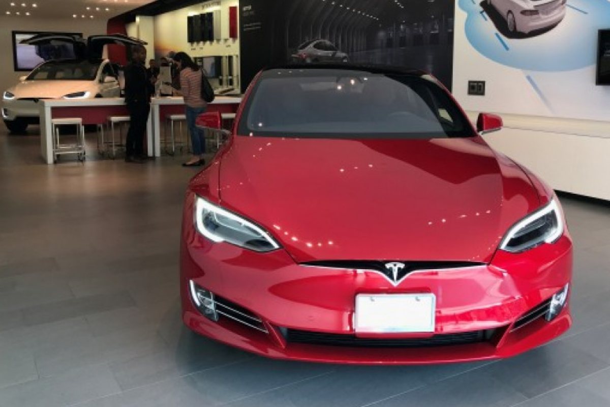 Автомобил на Tesla се самозапали в Китай