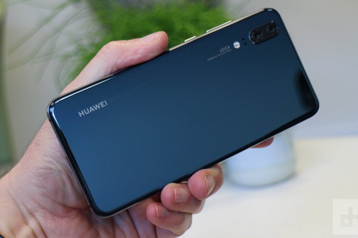 Кой наистина притежава Huawei?