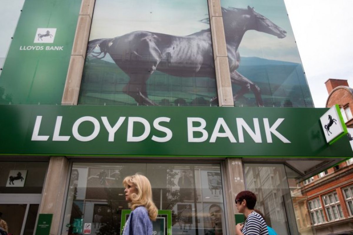 Lloyds връща хиляди паундове на клиентите си заради системна грешка