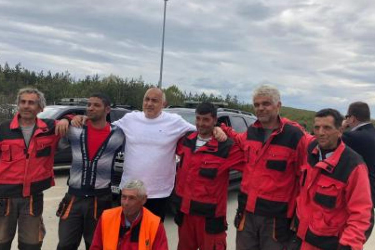 Борисов към работници на магистрала: сЕдайте сега, обЕдвайте... 