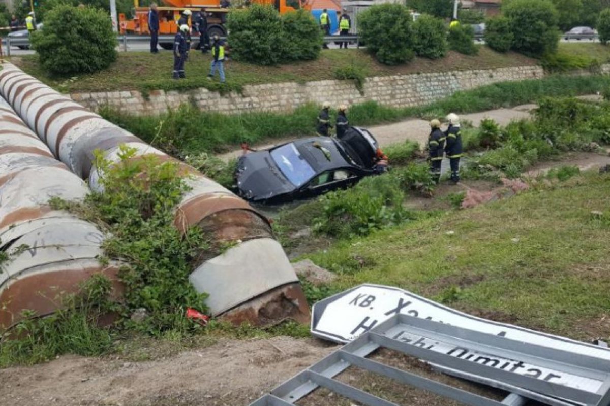 Джип помете четири деца на тротоар в София