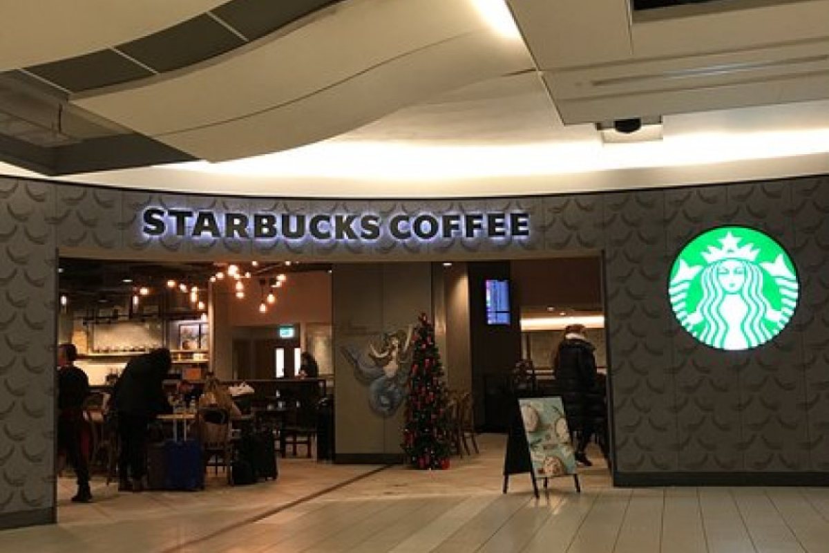 Starbucks пуска чаши за многократна употреба на летище „Гетуик“