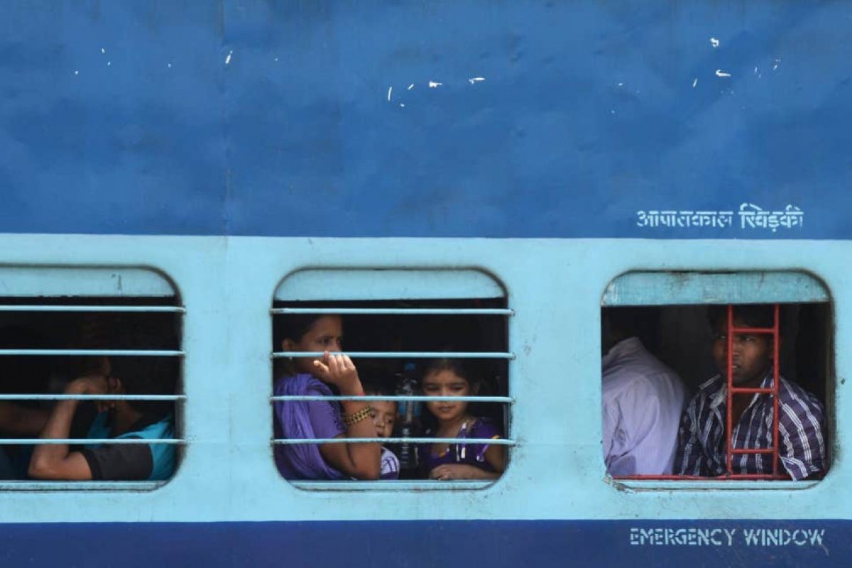 50 градуса в Индия! Четирима загинали заради влакове без вентилация