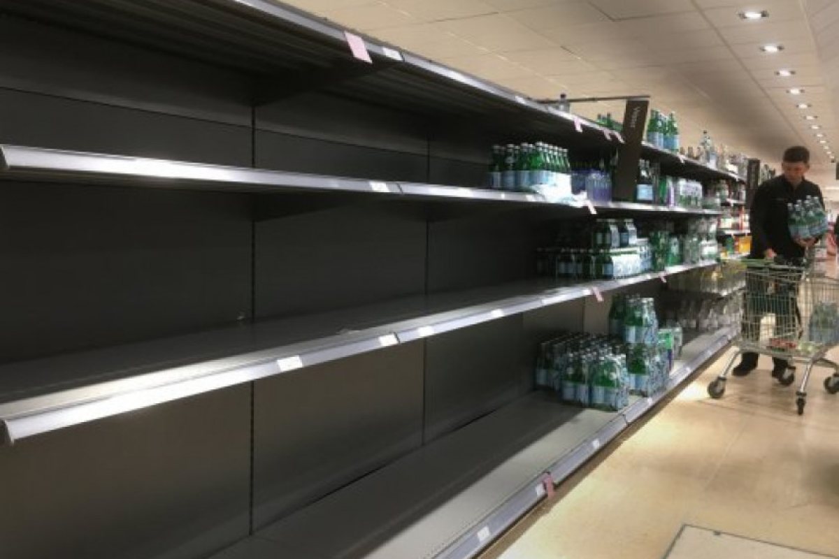 Лондончани изкупиха водата от магазините (СНИМКИ)