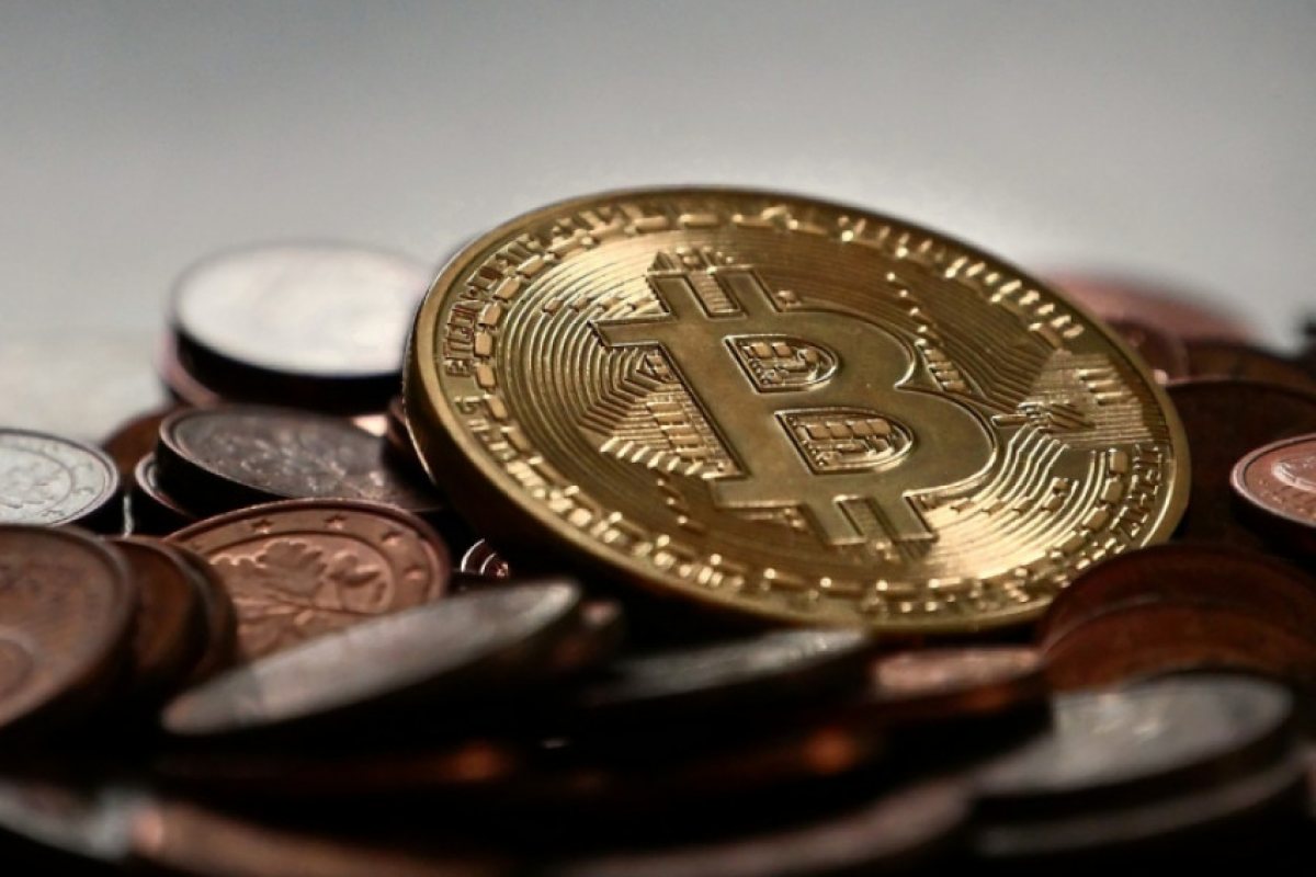 Биткойн поскъпна с 10% за една нощ
