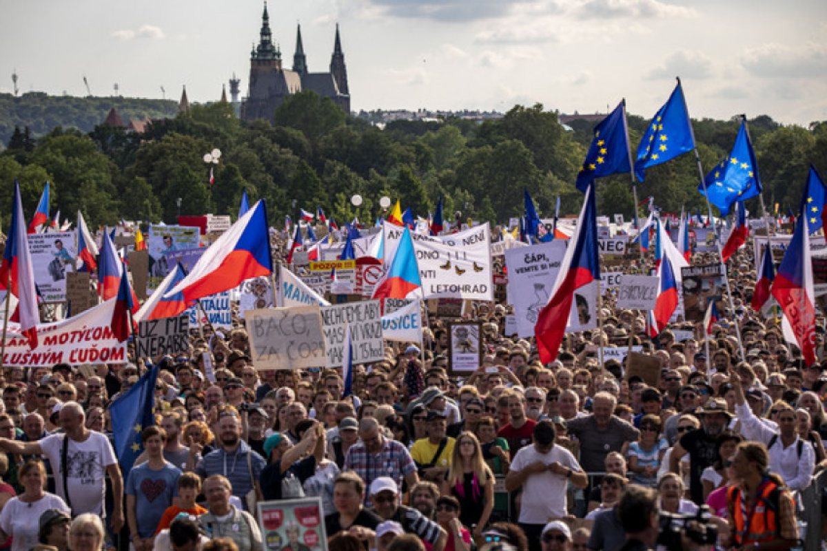 Многохиляден протест срещу премиера Бабиш в Чехия