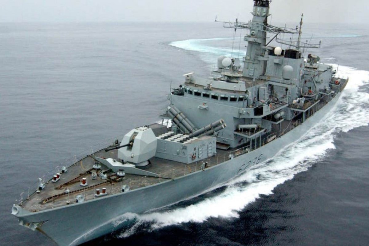 Военни кораба на Иран "възпрепятстват" британски танкер в Ормузкия проток (СНИМКИ)