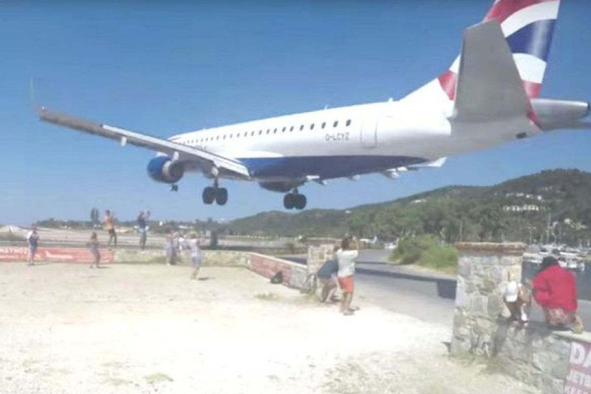 Самолет на British Airways едва не отнесе туристи при кацането (СНИМКИ+ВИДЕО)