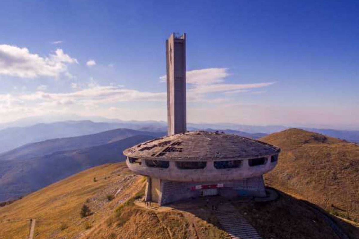 Американци дават 185 000 долара за спасяването на паметника на Бузлуджа