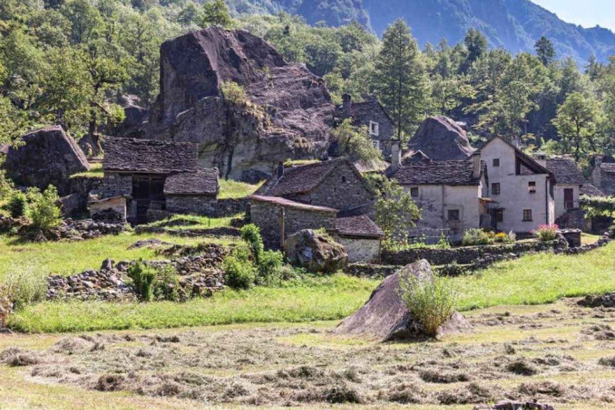Швейцарско село продава къщи по 80 пенса (СНИМКИ)