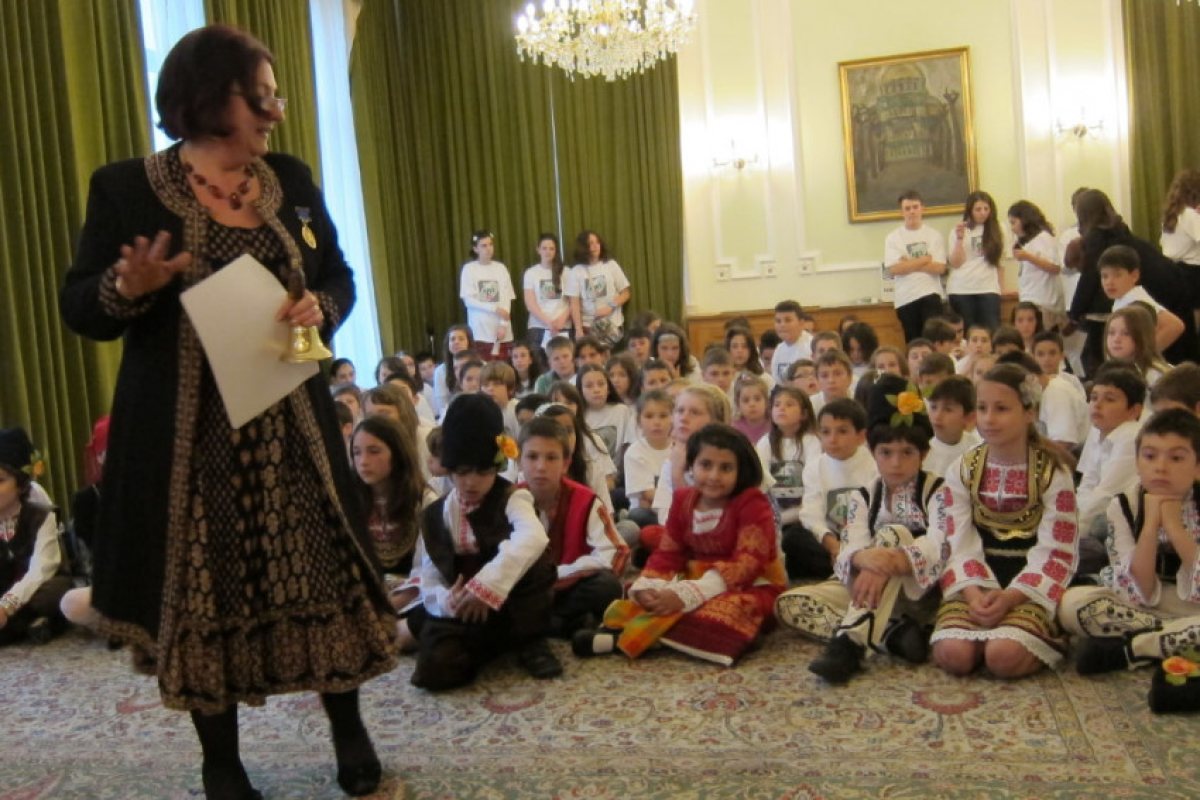 МОН ще обучава преподаватели за училищата в чужбина