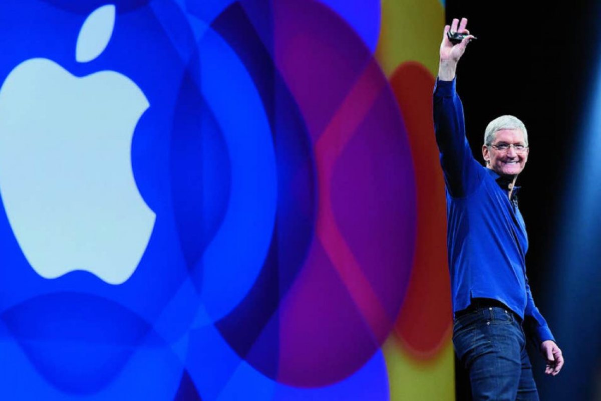 iPhone вече носи по-малко от половината приходи на Apple