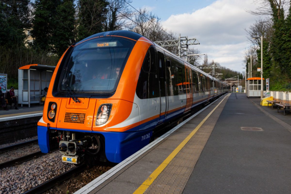 Возим се безплатно в Overground-а за до Баркинг за месец!