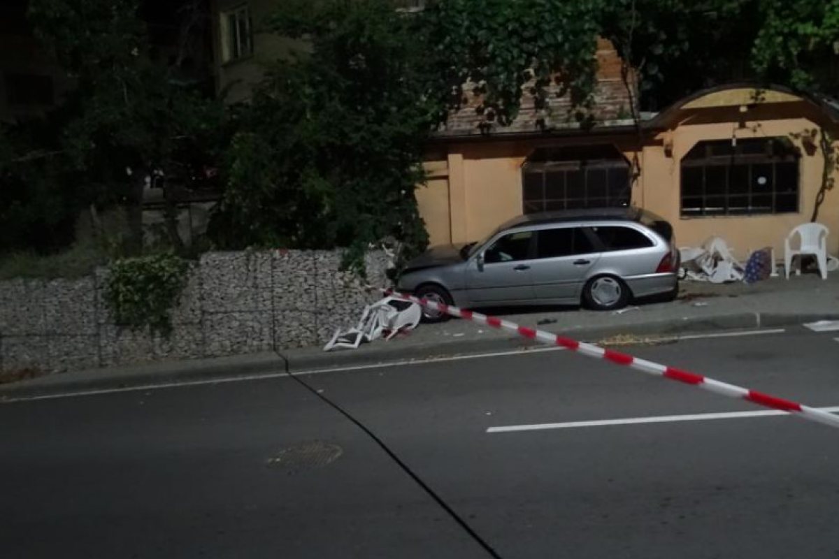 Автомобил се вряза в заведение в Дупница, уби човек (СНИМКА 18 +)