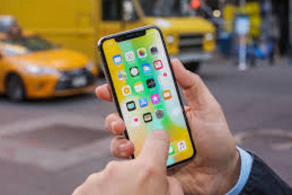 Хакери са източвали с години данни от потребители на iPhone