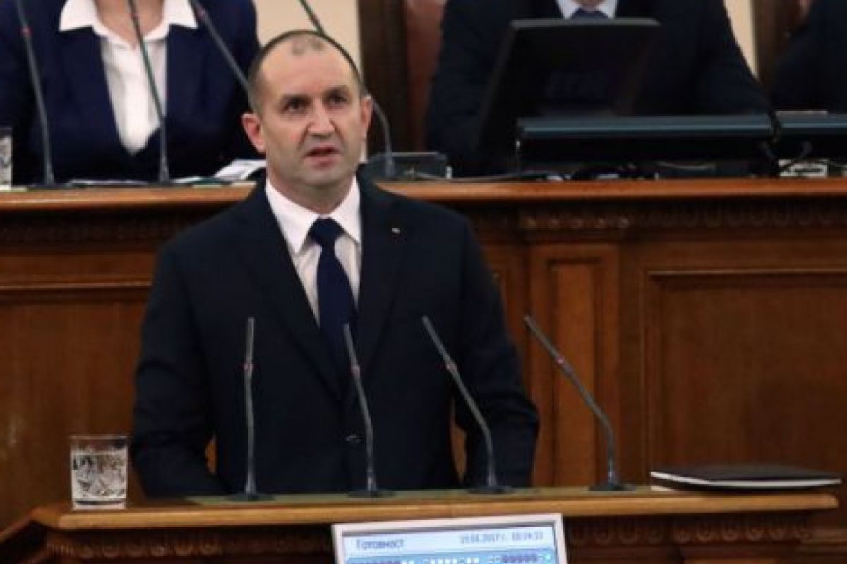 Румен Радев към депутатите: Времето за промяна изтича като българите в чужбина