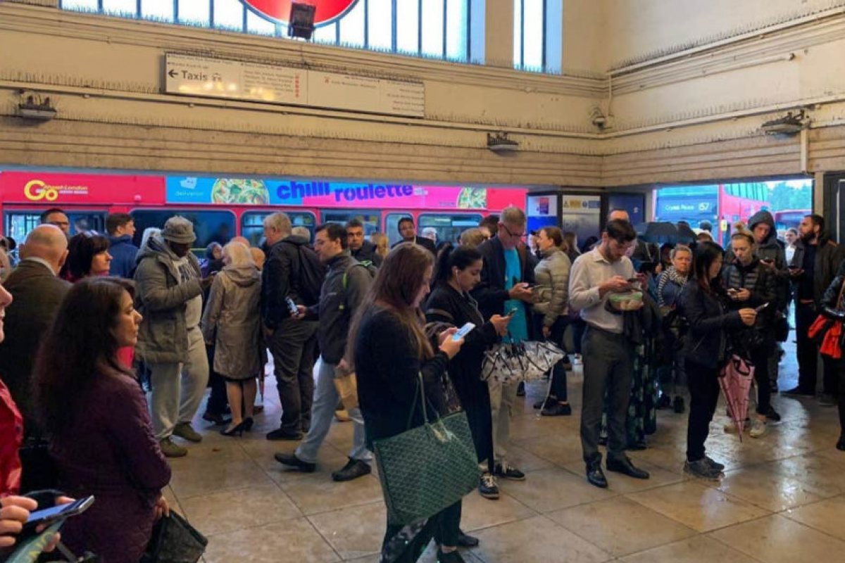 Студен душ за ползващите метро, цяла линия блокирана