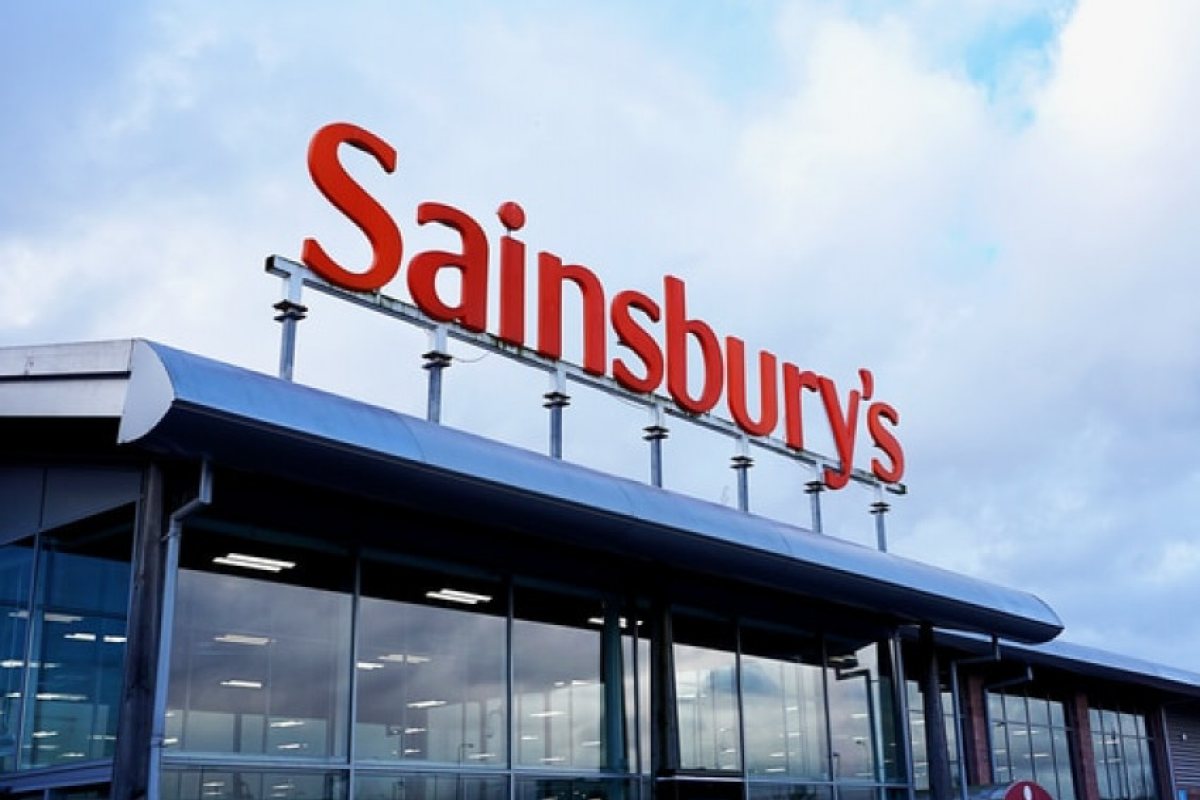 Sainsbury's затваря магазини, намалява и цените
