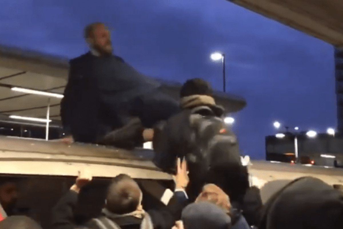 Грозни сцени в метрото!  Граждани се саморазправиха с екоактивисти (ВИДЕО)