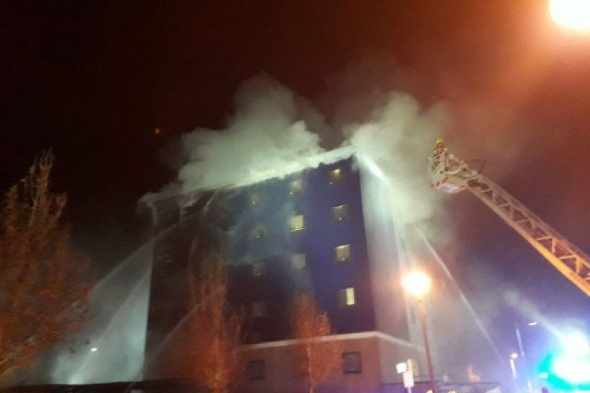 Страшен пожар в западен Лондон, над 100 души са били евакуирани