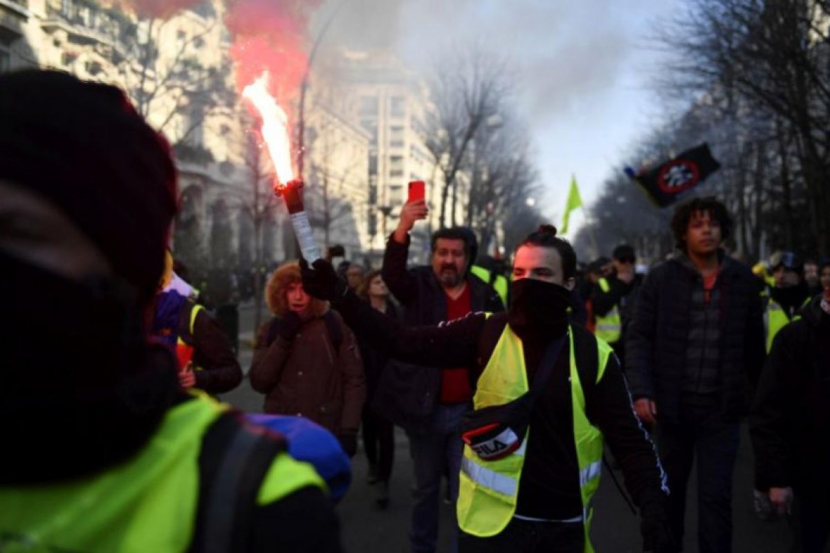 Полицията използва насилие срещу протестиращите в Париж