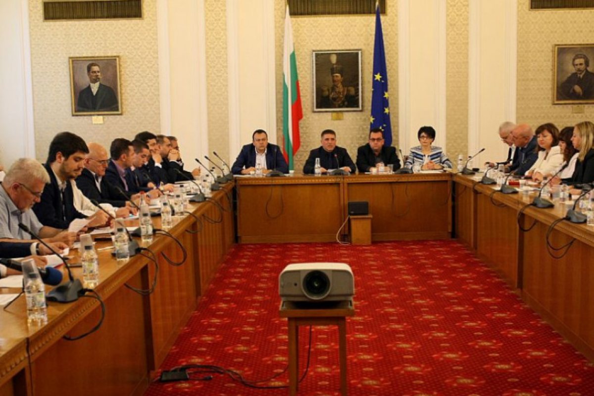 Правната комисия в парламента прие законопроекта за извънредното положение