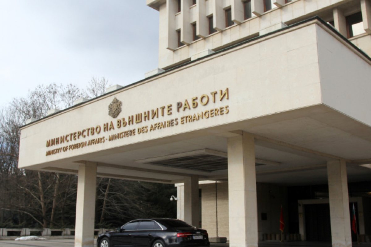 Консулствата ни по света временно спират издаването на лични документи