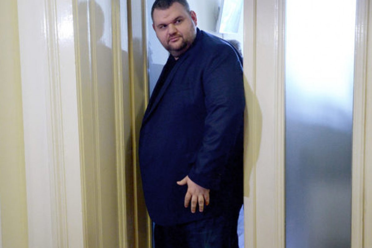 Пеевски дари пари за медицинския персонал на "Пирогов"