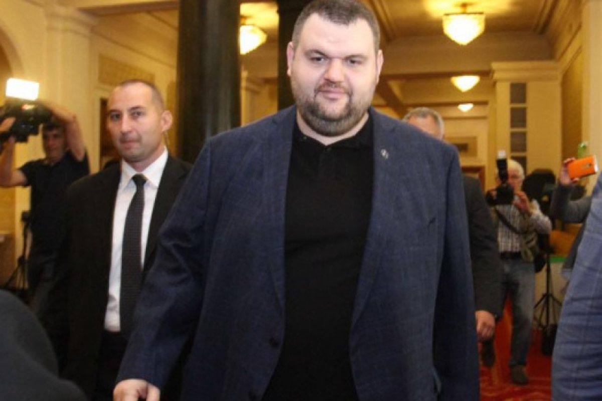 Пеевски спасява футболния "Левски"