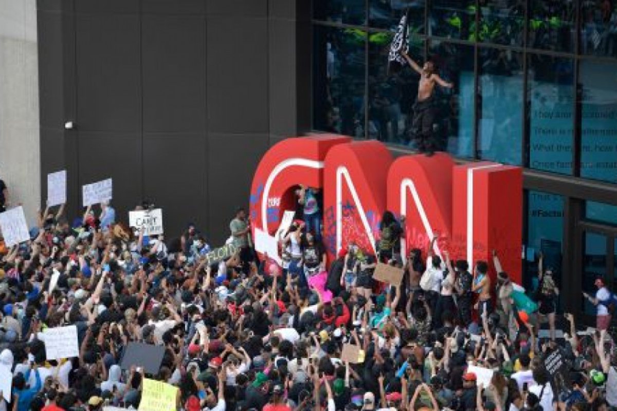 Протестиращи срещу полицейското насилие нападнаха и централата на CNN в Атланта