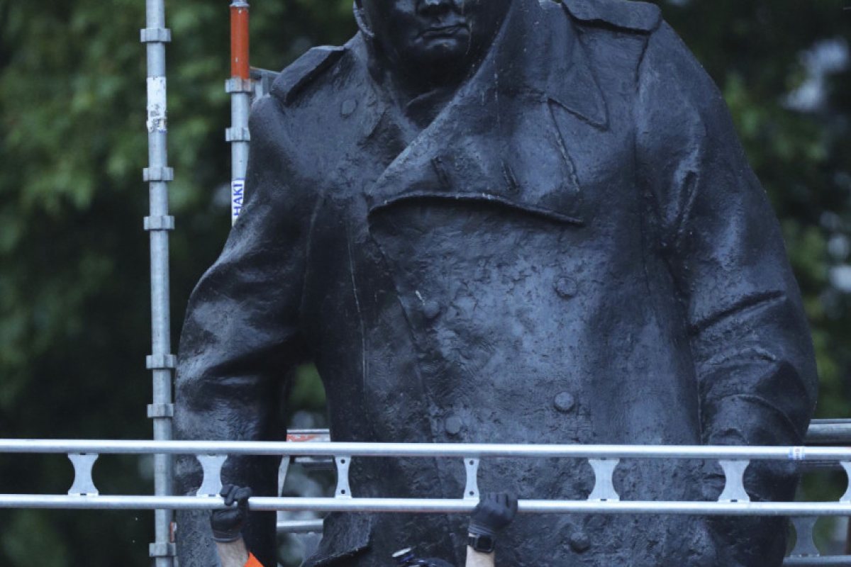 Макрон идва в Лондон, разопаковаха статуята на Шарл Де Гол 