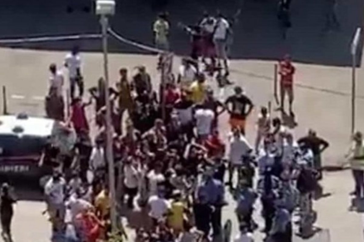 Наши роми на бунт в Неапол, изпратиха армията да ги озапти
