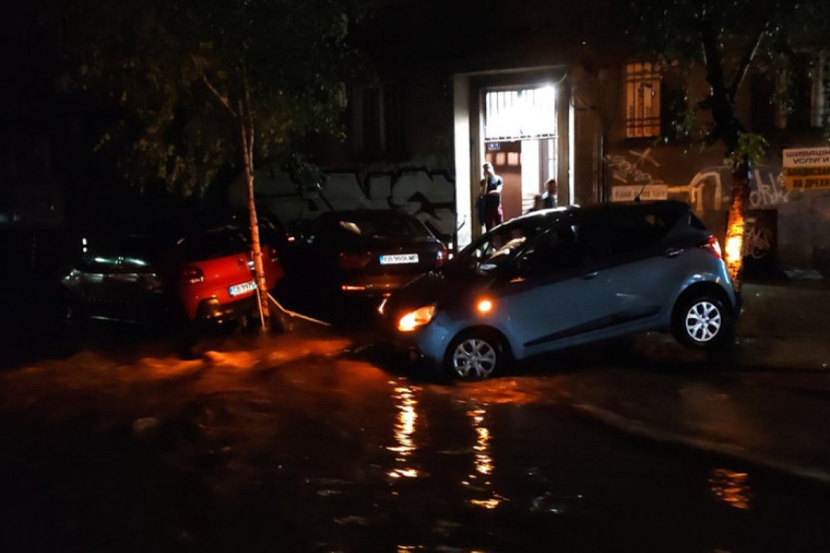 Леко ранен от страшната буря снощи, подадени са стотици сигнали