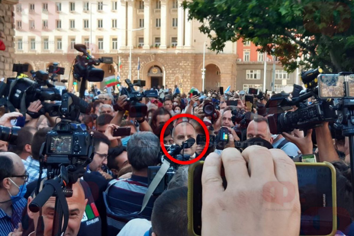 Протест пред президентството, и Радев стана част от него