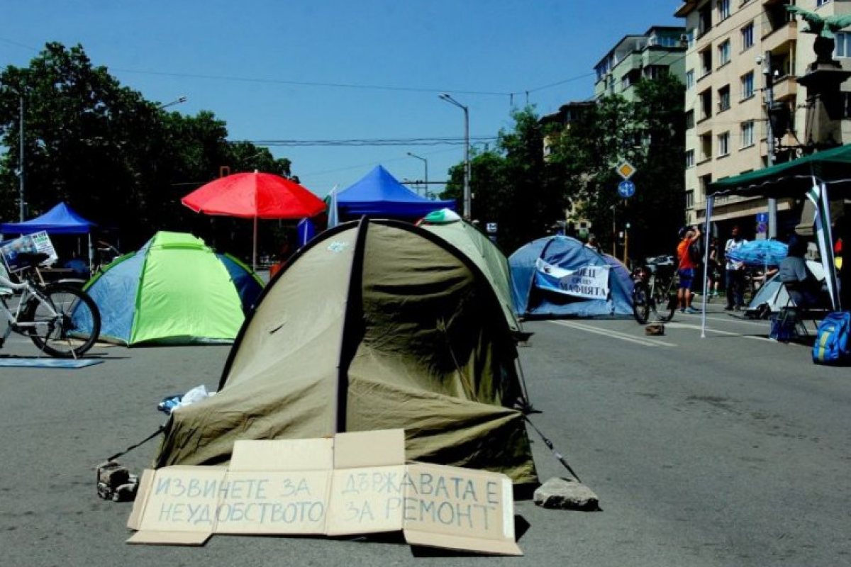 Блокадата на Орлов мост продължава