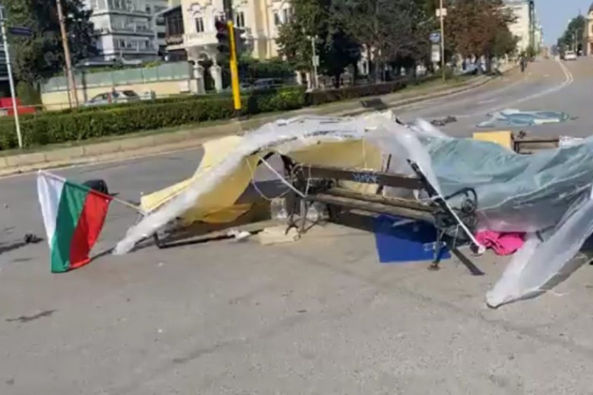 Трима мъже са нападнали палатковия лагер до Софийския университет