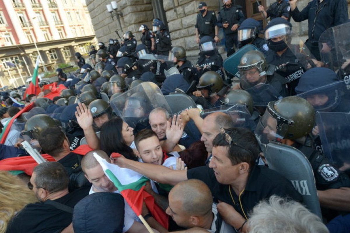 Полицията използва лютив спрей срещу протестиращите