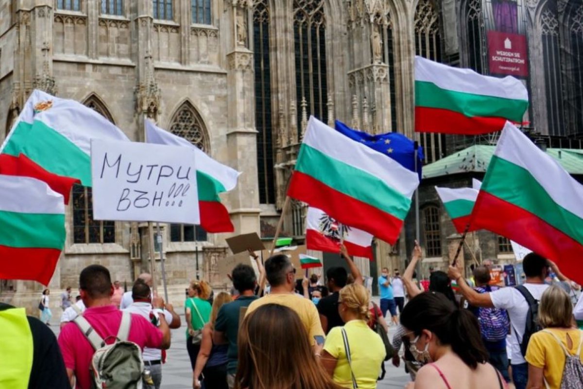 Протести и зад граница, а какво подготвят българите там?  