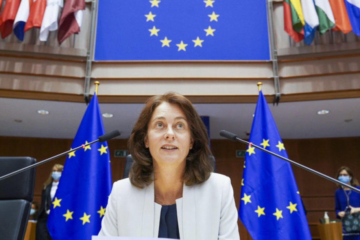 Зам.-председател на eвропарламента: Българското правителство пуска "фалшиви новини"