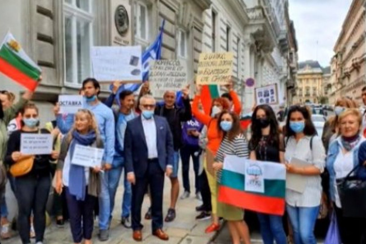 Протестите на българи в чужбина не стихват. ”Не сте сами” и ”Оставка” звучат от всички краища на света
