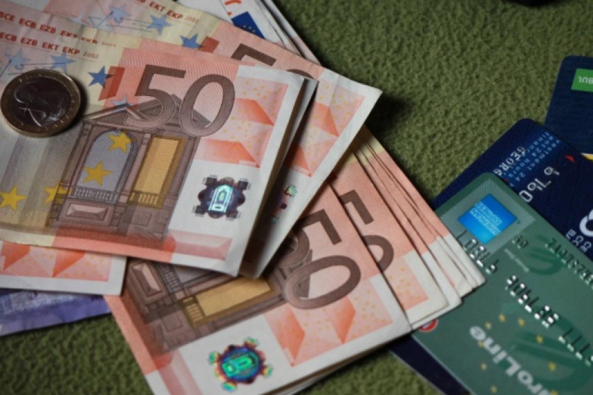 Икономист: С над € 2 млрд. по-малко преводи у нас от българите в чужбина