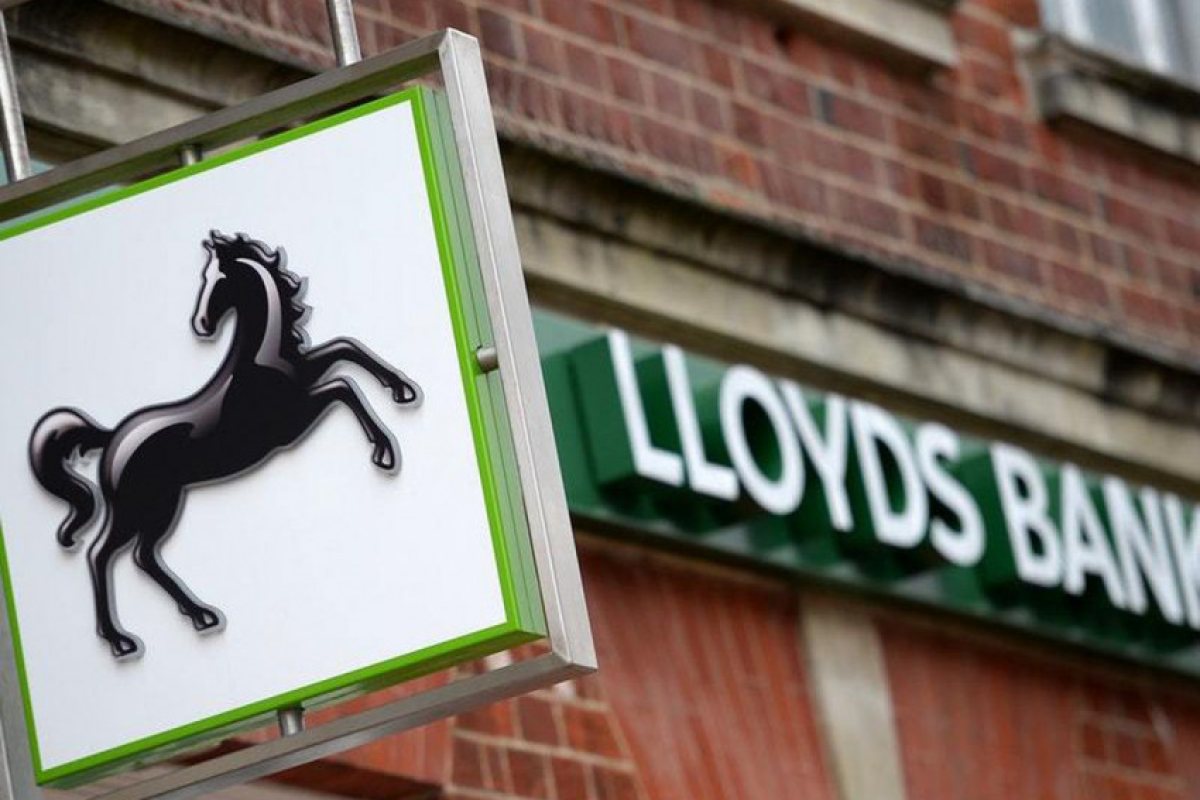 Lloyds уволнява над хиляда свои служители.