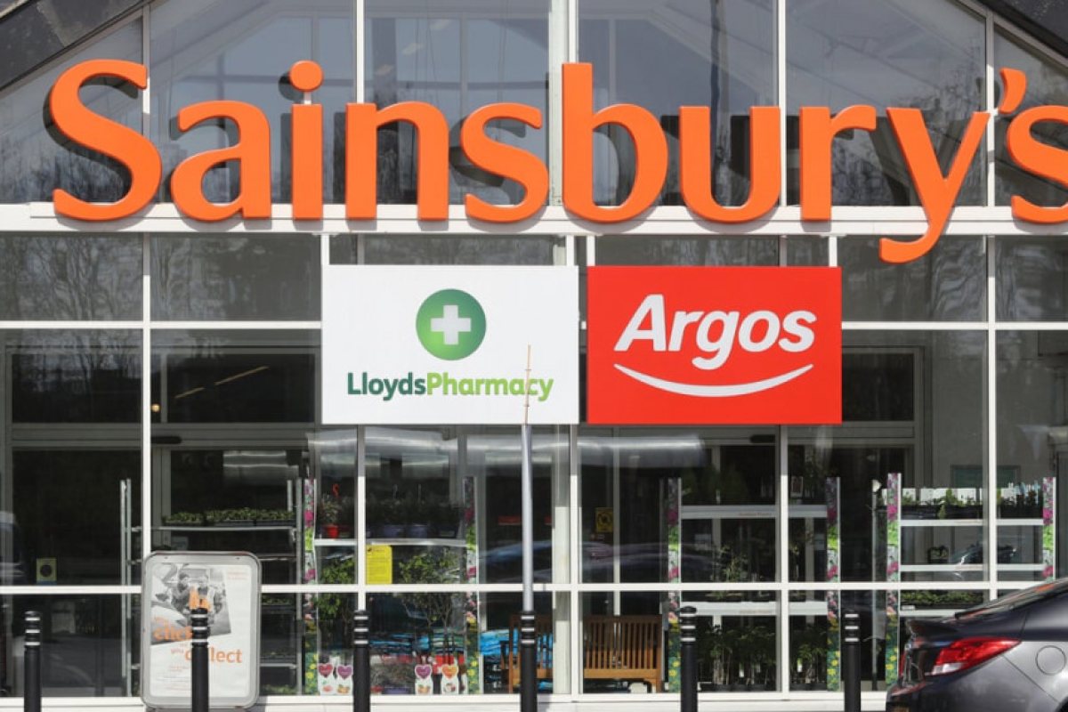 Sainsbury's уволнява 3500 свои работници.