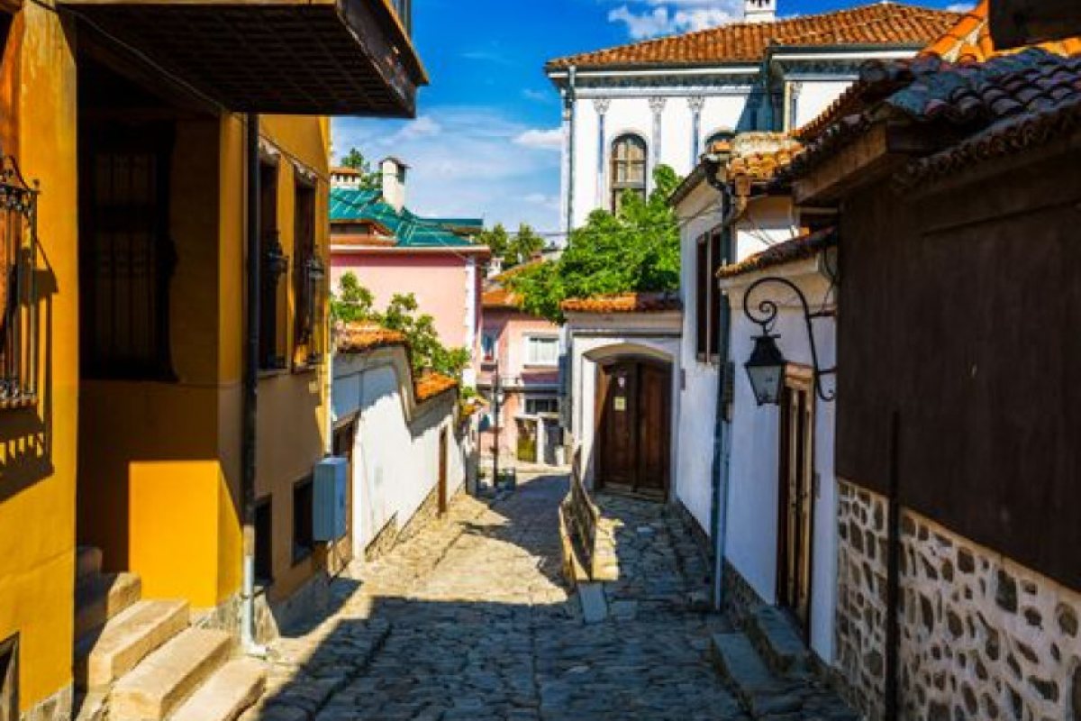 Позитивната новина днес! BBC за айляка в Пловдив: Дори котките в Стария град са по-безгрижни