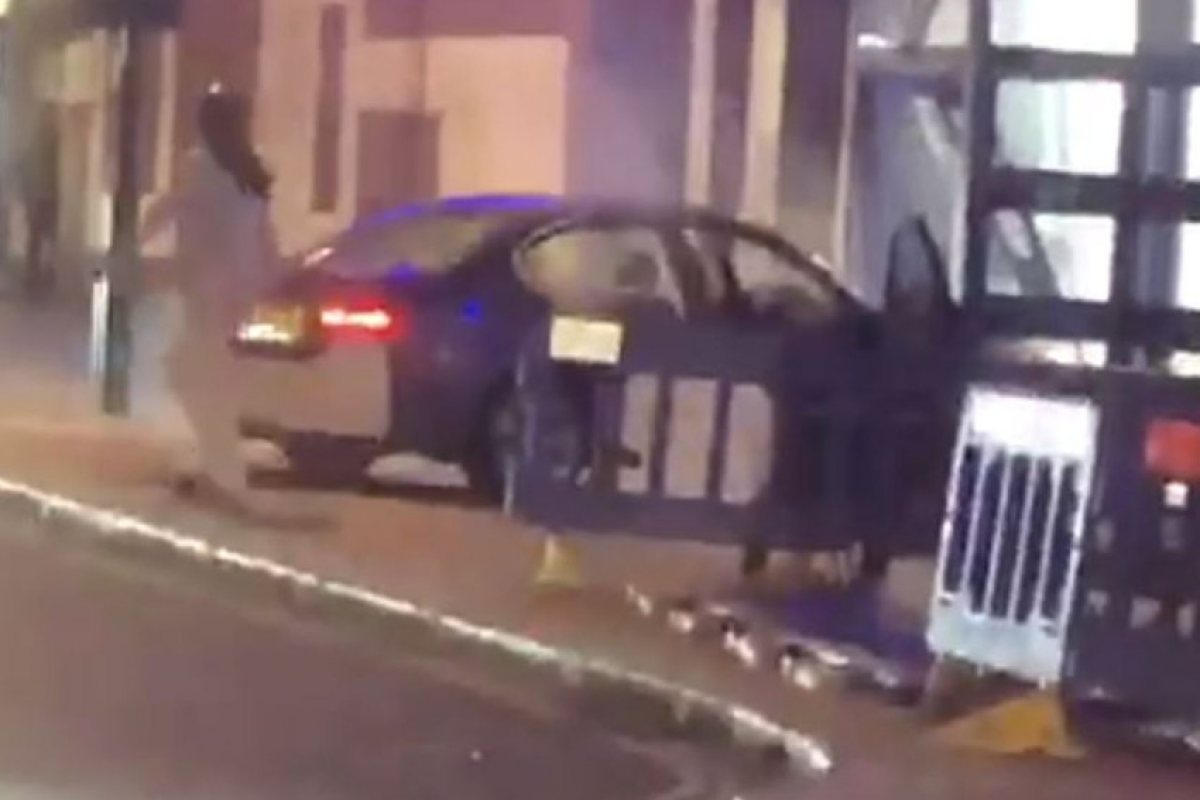 Таран с автомобил срещу полицейско управление в Лондон!