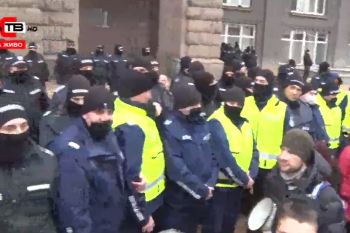 НАПРЕЖЕНИЕТО ЕСКАЛИРА: Протестиращи се опитват да нахлуят в сградата на Министерски съвет.
